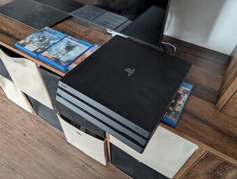 PS4 Pro 1TB, 2 ovladače, pár her