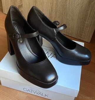 Tmavě hnědé boty na podpatku