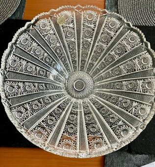 Broušená skleněná mísa