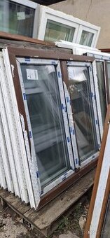 - okno plastové 136x140 cm dvoukřídlé,3-sklo,barva ořech /bí