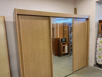 Třídveřová velká šatní skříň s posuvnými dveřmi