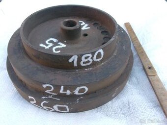 prodám staré litinové řemenice na plochý řemen..... různé dr