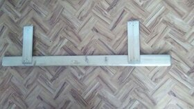 Dřevěná zábrana na postel