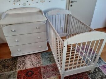 Dřevěná postýlka/s matrací/ + komoda