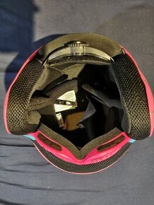 Lyžařska helma s brylemi