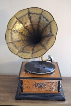 Gramofon s mosaznou troubou - čtvercový světlý