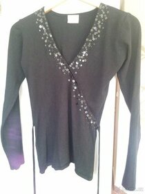 Černý svetřík s flitry