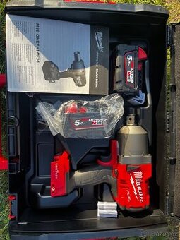 Rázový utahovák Milwaukee+2x baterie