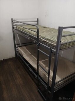Kovová patrová postel
