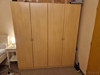 Dvě stejné šatni skříně - 1