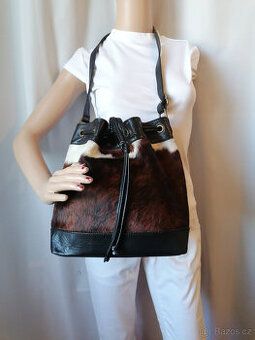 Nová kožená kabelka se srstí (Itálie)