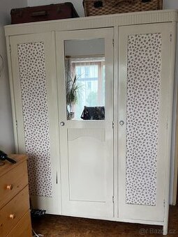 Třídveřová šatní skříň - antik