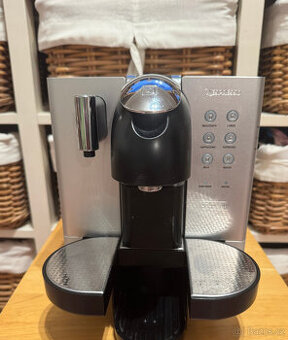 Kávovar Nespresso DeLonghi Lattissima EN720.M
