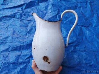 Smaltovaný bílý džbán