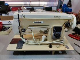 Čerstvě seřízený šicí stroj pro šití silných látek Lucznik - 1