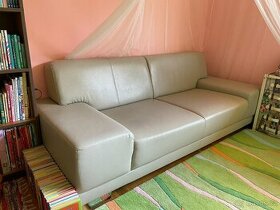 Koženkový šedý gauč