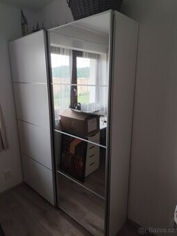 Šatní skříň bílá se zrcadlem