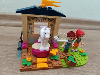 LEGO Friends 41696 Čištění poníka ve stáji