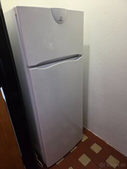 Lednice s mrazákem Indesit (kombinovaná lednice)