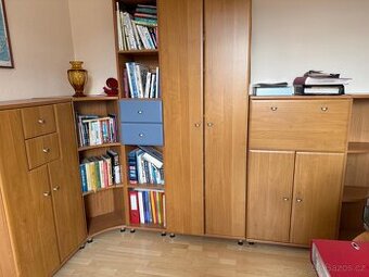 Rohová sestava skříněk a knihovny + menší skříňka