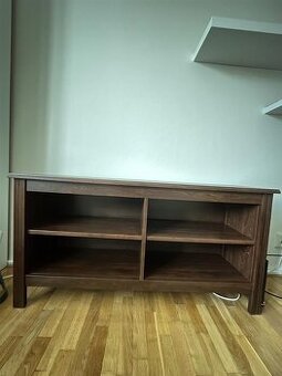 Prodám stolek,vhodný pod TV. Cena 1 500 Kč.