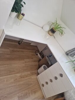 Psací rohový stůl bílý lesk