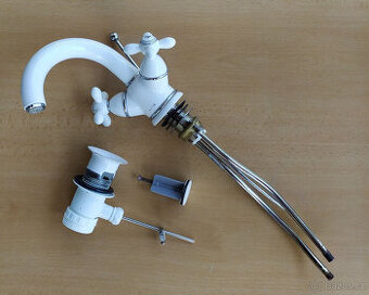 Bílá keramická umyvadlová baterie s výpustí zn. AXOR