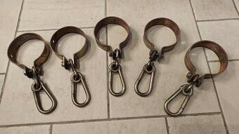 Uchycení houpačky s kruhovou objímkou a karabinou