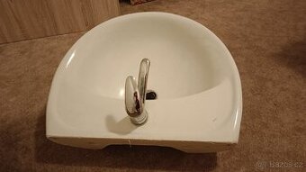 Prodám umyvadlo s baterií