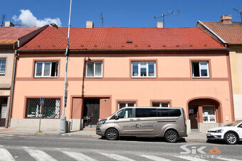 Prodej domu se dvěma byty a komerčními prostory, 412 m2