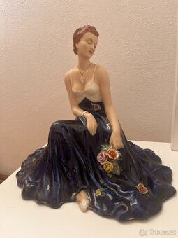 Soška Royal Dux - sedící dáma s růžemi