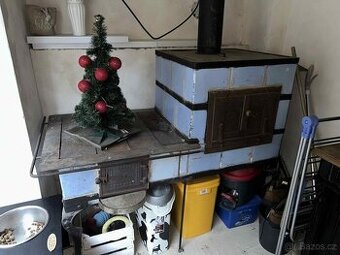 Prodám stará kachlová kamna s troubou