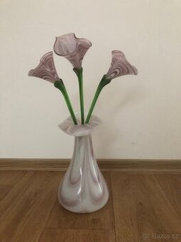 Váza se skleněnými květinami