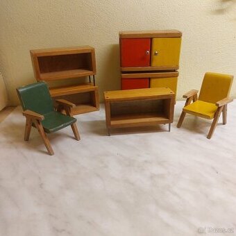 Starý nábytek pro panenky.