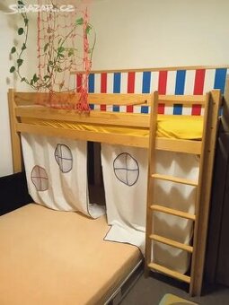 Patrová postel s hracím prostorem dole.