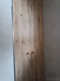 Dlažba s dekorem dřeva