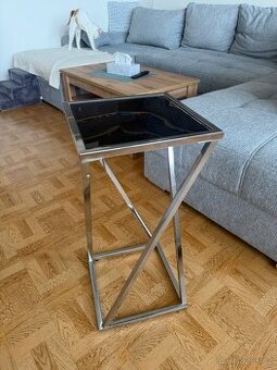 odkládací stolek s chromem a černou skleněnou deskou