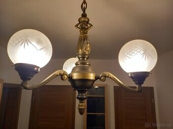 secesní mosazný lustr se třemi rameny a broušenými koulemi