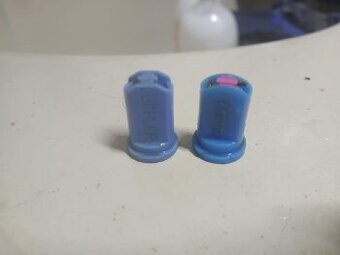 Tryska k postřikovači  Dvoušterbinová injektorová -modrá03