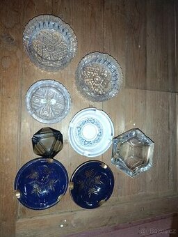 Skleněné popelníky.