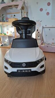 Auto odrážedlo s vodící tyčí