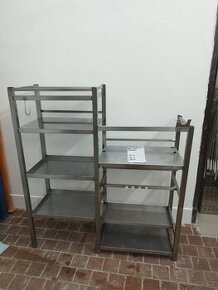 Nerezový regál na sanitační prostředky