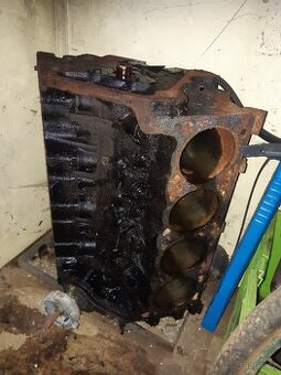Blok motoru V8 litina Jeep