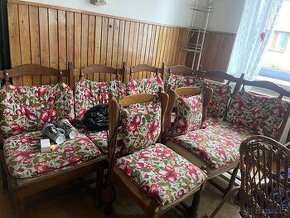 Masivní lavice a křesla