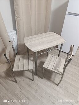Jídelní stůl + 2 židle