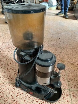 Mlýnek na zrnkovou kávu