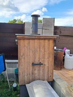 Prodám dřevěnou udírnu