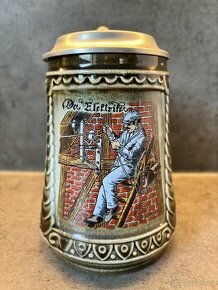 Porcelánový pivní půllitr s cínovou otevírací pokličkou