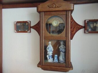 nástěnná vitrínka