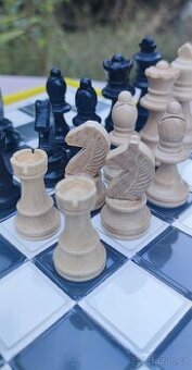 Dřevěné šachy + šachovnice + šachový stolek